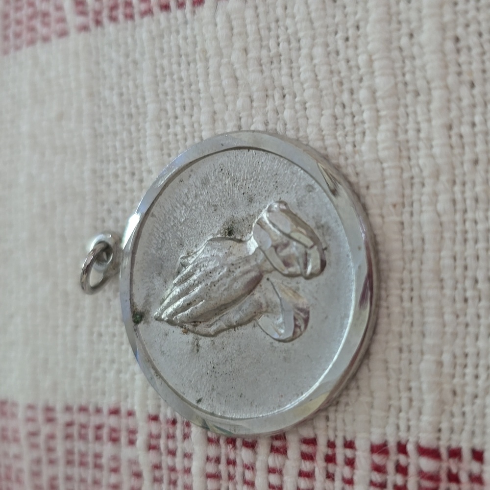 Chapel Vintage Praying Hands Sterling Silver Serenity Prayer Pendant - GUC